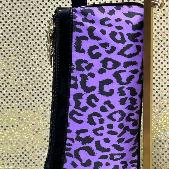 Betsey Johnson Purple & Black Leopard Print Wristlet w/Gold Studs Approx. 10 x 5 - Picture 10 of 16